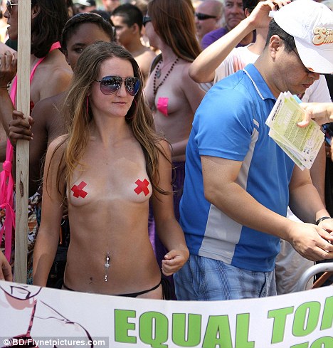 为权利而战：参加昨日加州威尼斯海滩举行的“裸上身”游行的成员，可以选择给自己贴上乳贴。