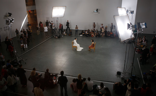 玛丽娜·阿布拉莫维奇（中左）在2010年MoMA的“艺术家在此”的展览中。