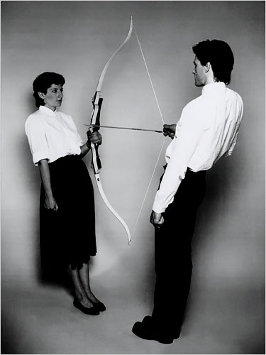 1976年，阿布拉莫维奇遇见法兰克·乌维·赖斯潘（他自称“乌雷”），两人相爱并合作数年。图为作品《潜能》，乌雷拉着弓弦，箭正对握弓的阿布拉莫维奇的心脏。