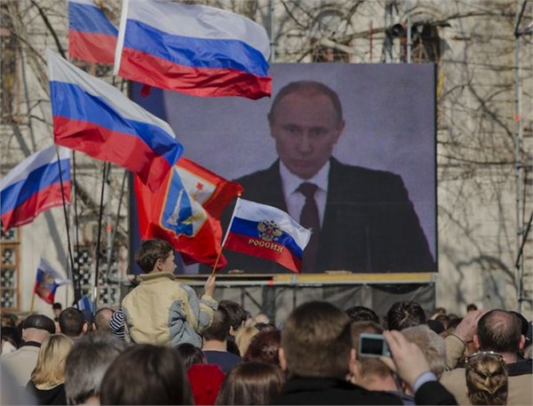 18日，塞瓦斯托波尔，克里米亚民众通过电视观看普京演讲。