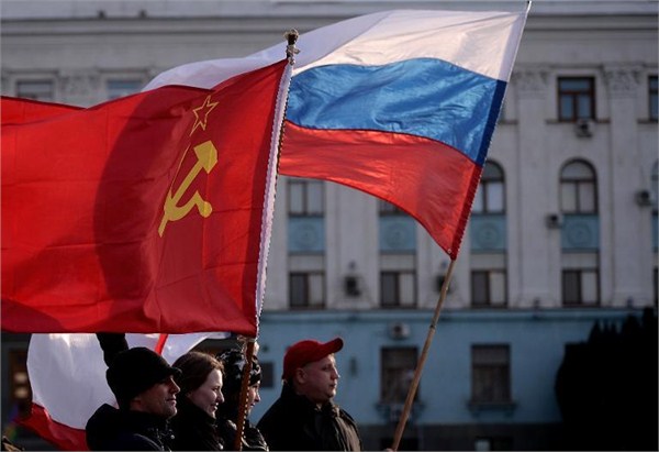 克里米亚民众举苏联国旗和俄罗斯国旗游行