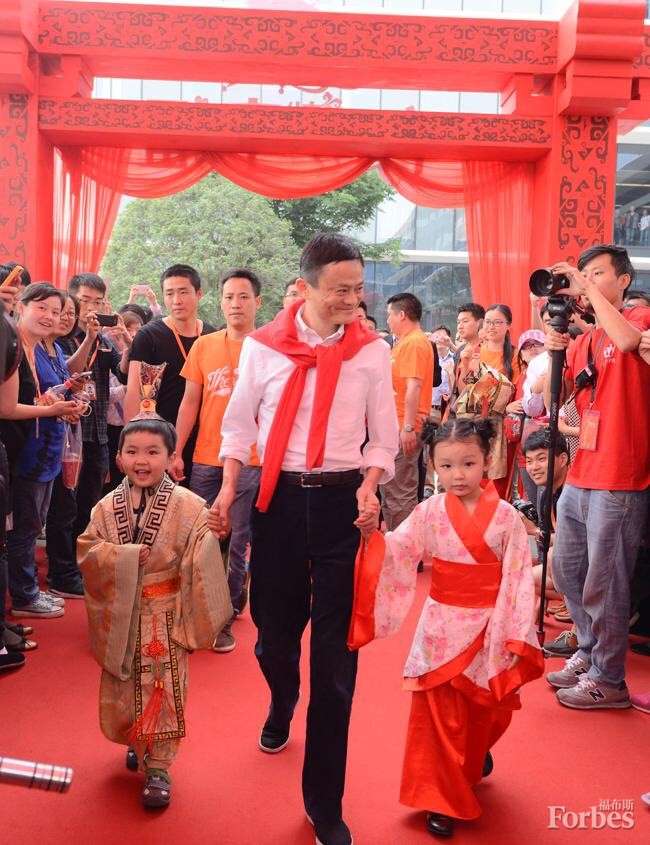 5月9日的杭州，阿里巴巴集体婚礼上的马云