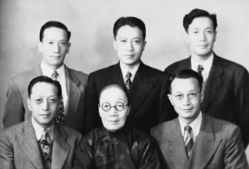 1946年上海，陈梦家五兄弟与母亲团聚。前排陈梦士、母亲、陈梦杰，后排陈梦罴、陈梦家、陈梦熊