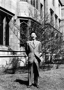 1951年即将启程回国的巫宁坤在芝加哥大学校园内留影