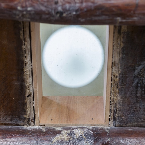 Fig 3 从一楼穿过二楼楼板的洞，看到悬挂的球灯