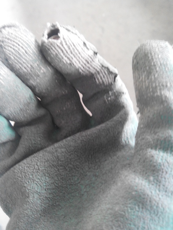 这个手套刚发到手正面是有一层橡胶的，这个都全部磨掉了