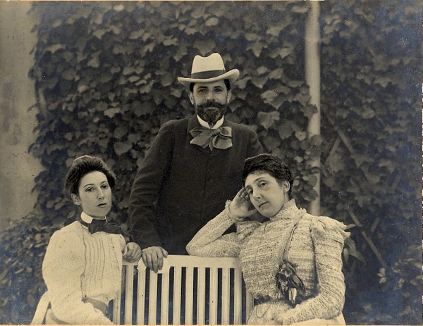 波齐医生与夫人和女儿，女儿后来是记者和作家。