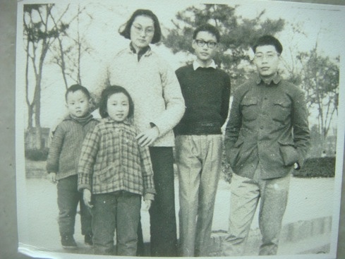 图3：1966年去新疆途中经过西安，旁边是大哥哥和表姐表妹