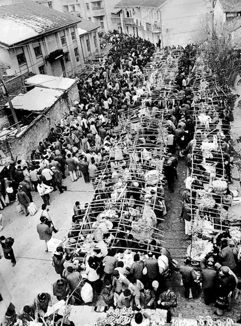 图5 1982年的义乌，人山人海的商品交易市场，体现了浙江人被压抑许久的经商热情 /义乌国际商贸城